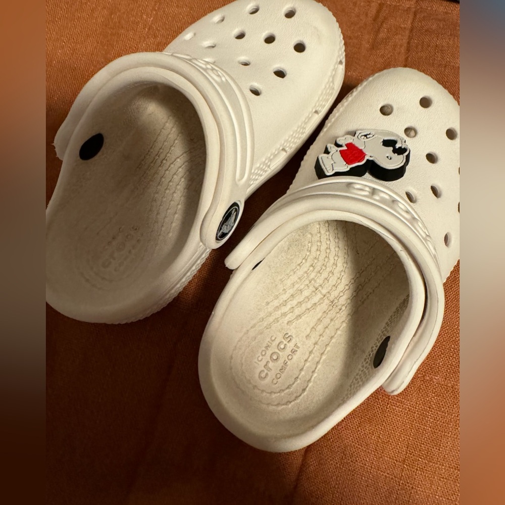 White unisex crocs great condition toddler size 7 just washed